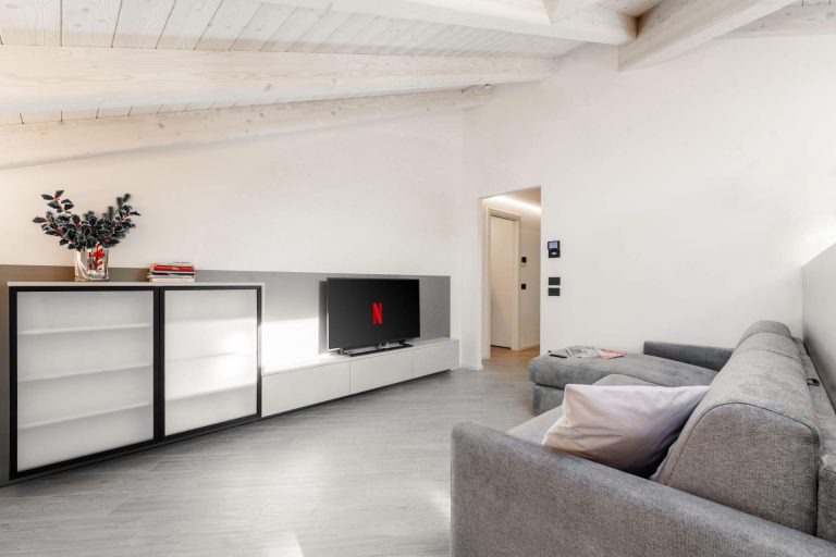 Soggiorno cucina divano e TV - Appartamento Family Gold